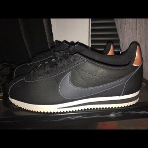 Womens Nike sneaker size 9.5